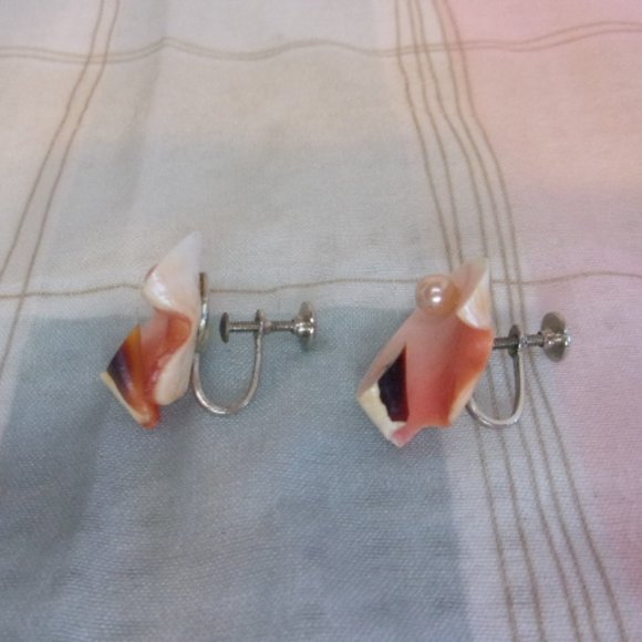Vintage Cut Shell Faux Pearl Screw Back Earrings - Picture 4 of 5